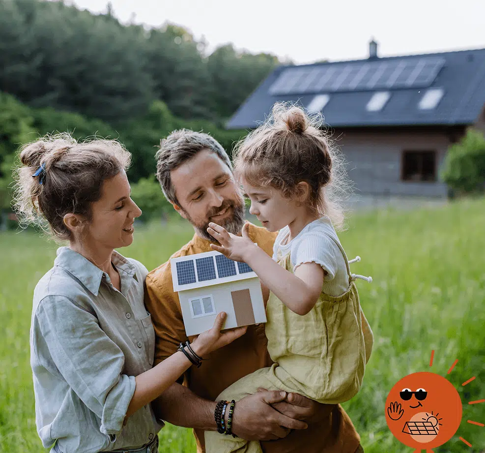 Familie vor Haus mit Photovoltaik