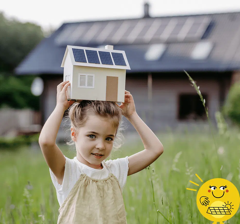 Kind mit Haus und Photovoltaik